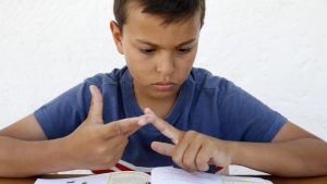 Compter sur ses doigts : une étape clé de l’apprentissage du calcul et ses implications pédagogiques