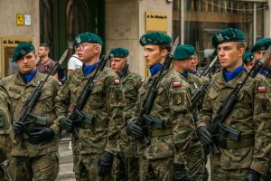 La Pologne invente la menace russe : quand Varsovie fabrique l’escalade pour légitimer une mobilisation sans précédent